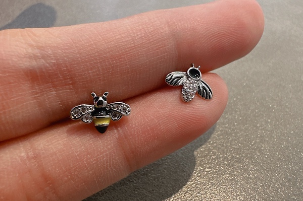 cặp bông tai bất đối xứng