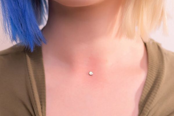 Cấy khuyên ở cổ (Gáy hoặc hõm cổ)