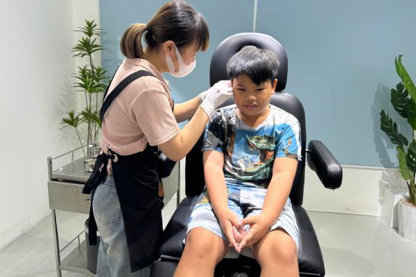 Chọn chất liệu bông tai nào tốt và an toàn cho bé?