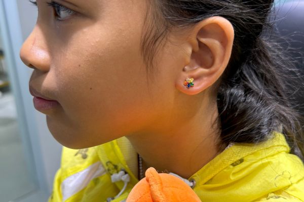 Chọn chất liệu bông tai nào tốt và an toàn cho bé?