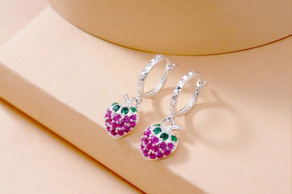 Chọn chất liệu bông tai nào tốt và an toàn cho bé?