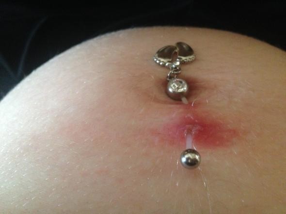 Có bầu đeo khuyên rốn được không