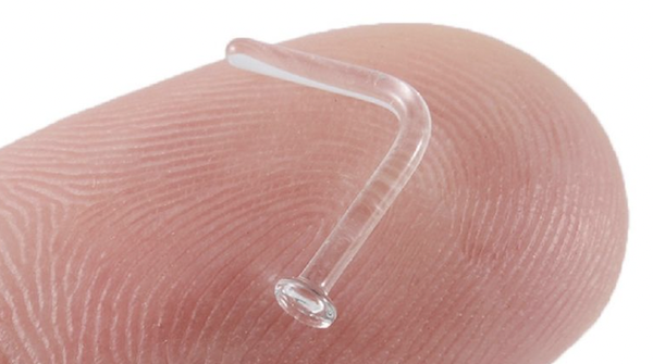 Cơ địa kích ứng xỏ khuyên thuỷ tinh được không?