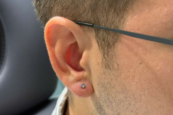 Có nên dùng khuyên tai cho nam?