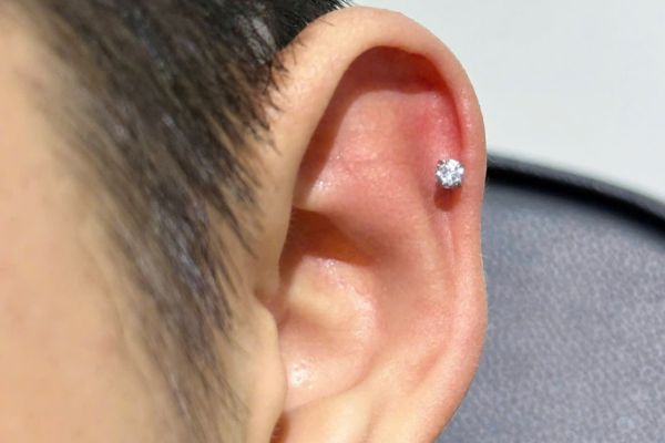 Có nên dùng khuyên tai cho nam?