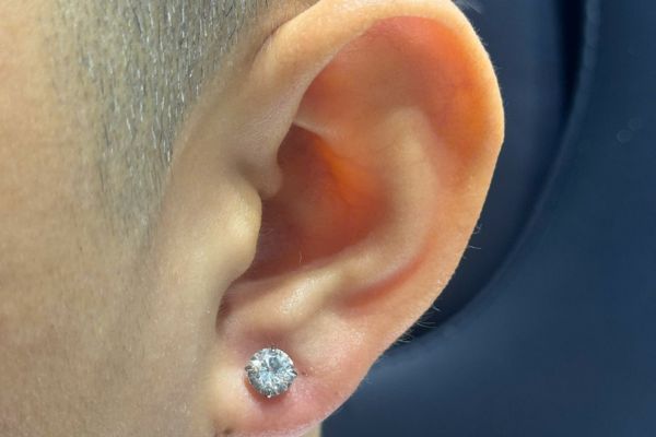 Có nên dùng khuyên tai cho nam?