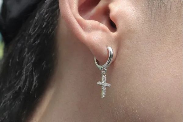 Có nên dùng khuyên tai cho nam?