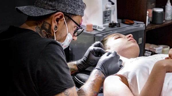 Có nên xỏ khuyên tai không?