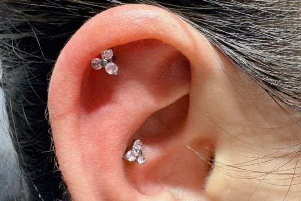 xỏ khuyên tai helix