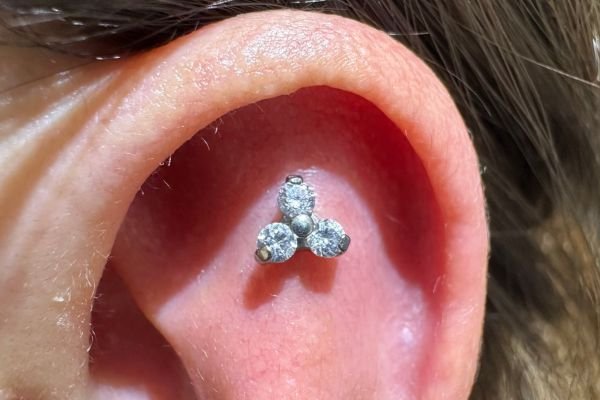 xỏ khuyên tai flat