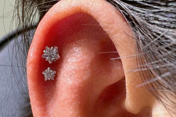 xỏ khuyên tai double helix