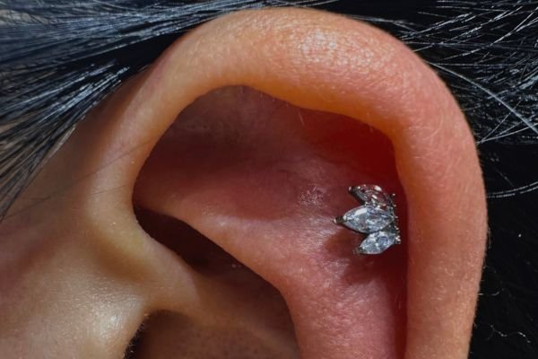 xỏ khuyên tai helix