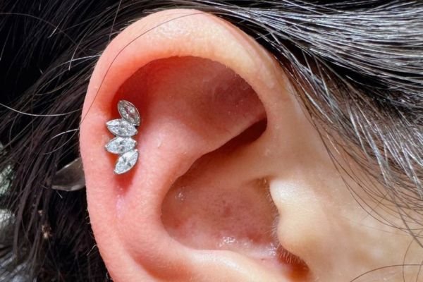 xỏ khuyên tai helix