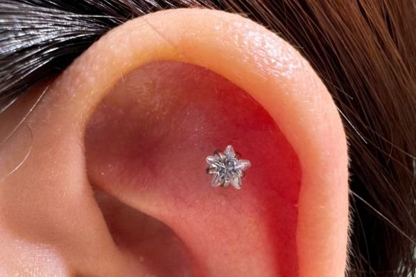 xỏ khuyên tai flat
