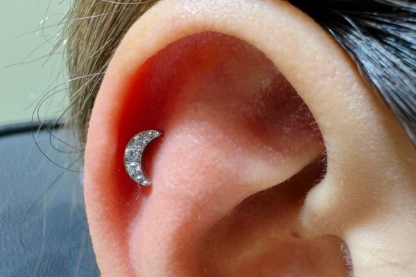 xỏ khuyên tai helix