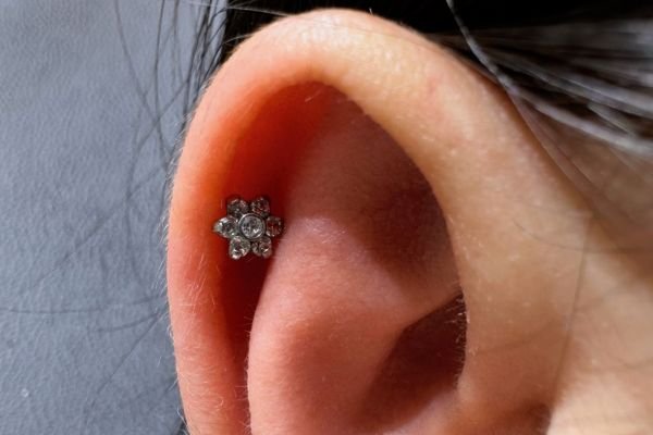 xỏ khuyên tai helix