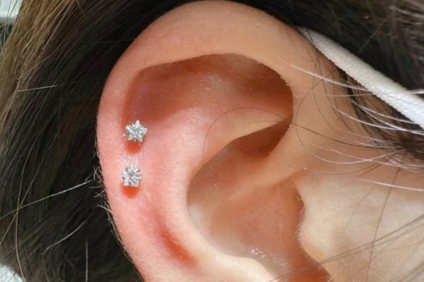 xỏ khuyên tai double helix