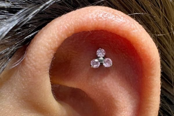 xỏ khuyên tai flat