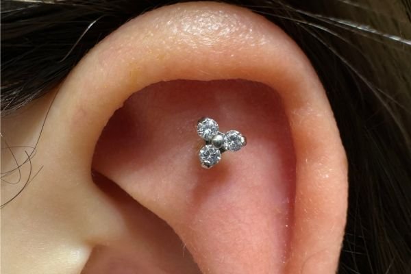 xỏ khuyên tai flat