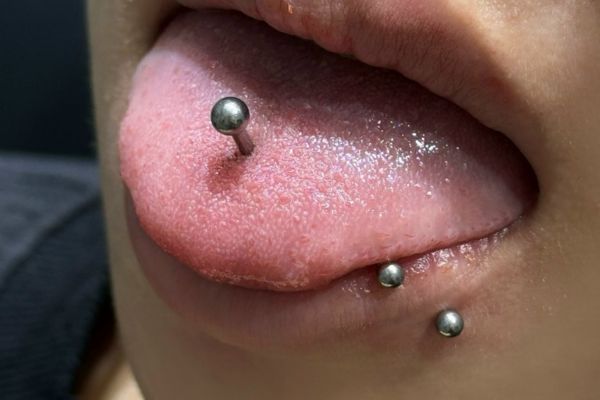 Con gái xỏ khuyên lưỡi để làm gì?