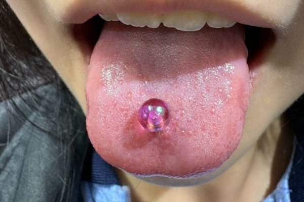 Con gái xỏ khuyên lưỡi để làm gì?