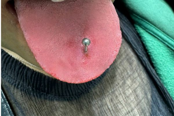 Con gái xỏ khuyên lưỡi để làm gì?