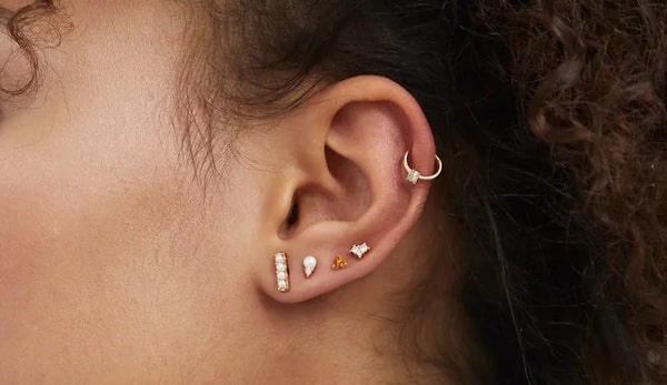 Con gái xỏ khuyên tai bên nào đẹp - Ý nghĩa khi đeo một bên
