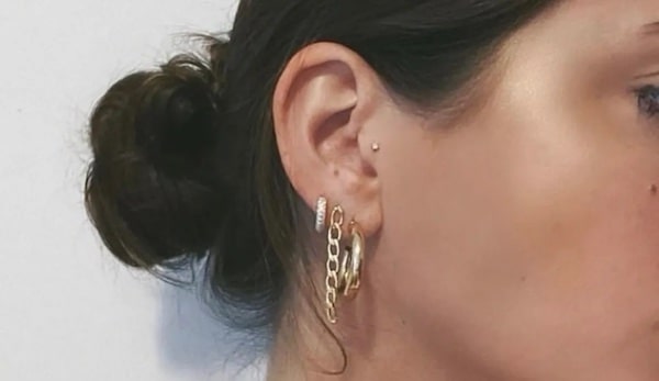 Con gái xỏ khuyên tai bên nào đẹp - Ý nghĩa khi đeo một bên