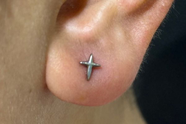 Con trai đeo khuyên tai bên trái có ý nghĩa gì?