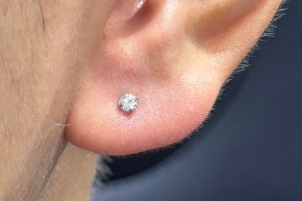 Con trai đeo khuyên tai bên trái có ý nghĩa gì?