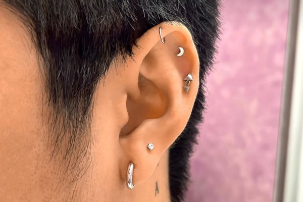 Con trai xỏ khuyên bên nào là gay?