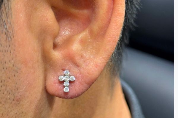 Con trai xỏ khuyên bên nào là gay?