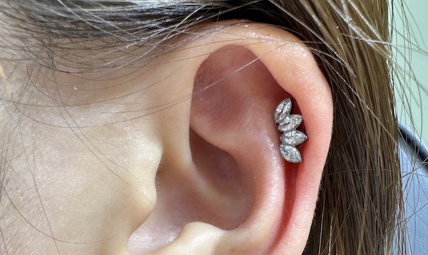 Đến tháng có xỏ khuyên được không?