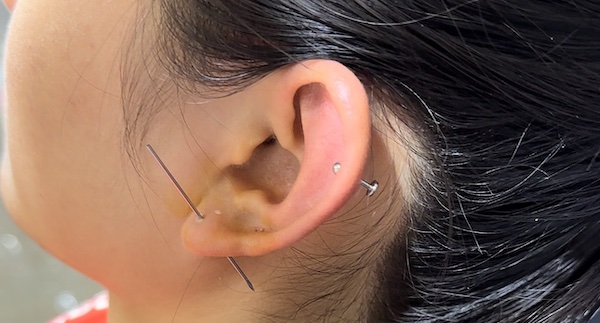 Đến tháng có xỏ khuyên được không?