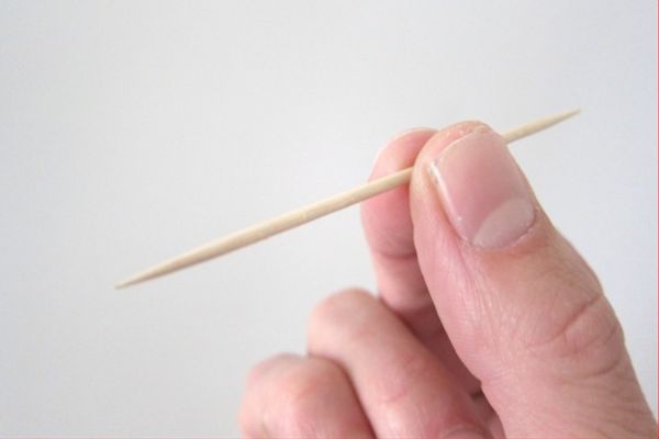 Đeo tăm vào lỗ xỏ khuyên