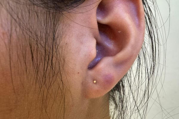 Đeo tăm vào lỗ xỏ khuyên