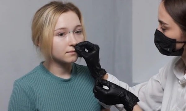 Đi học có được xỏ khuyên không?