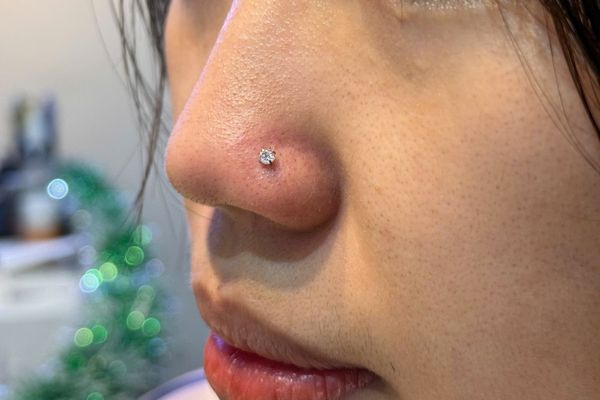 Dịch vụ vệ sinh lỗ xỏ và khuyên trước Tết giá hạt dẻ