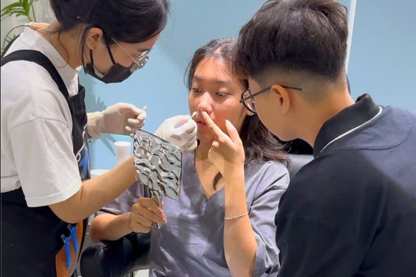 Dịch vụ vệ sinh lỗ xỏ và khuyên trước Tết giá hạt dẻ