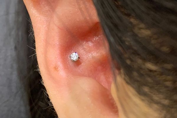 Đội nón fullface ảnh hưởng đến lỗ xỏ khuyên?