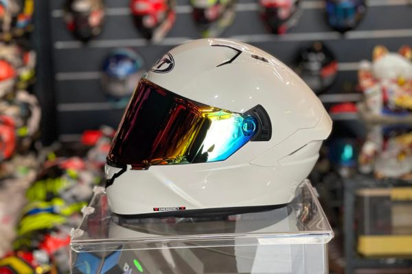 Đội nón fullface ảnh hưởng đến lỗ xỏ khuyên?