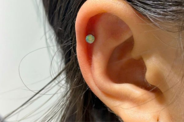 Đội nón fullface ảnh hưởng đến lỗ xỏ khuyên?