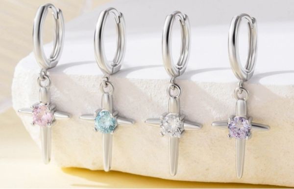 Khuyên vòng thánh giá đính đá