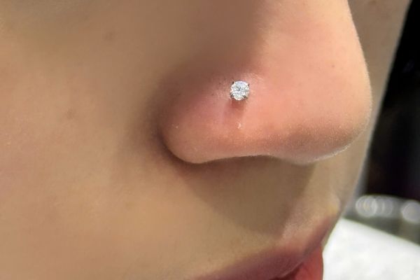 Dùng cồn 70 độ rửa lỗ xỏ khuyên được không?