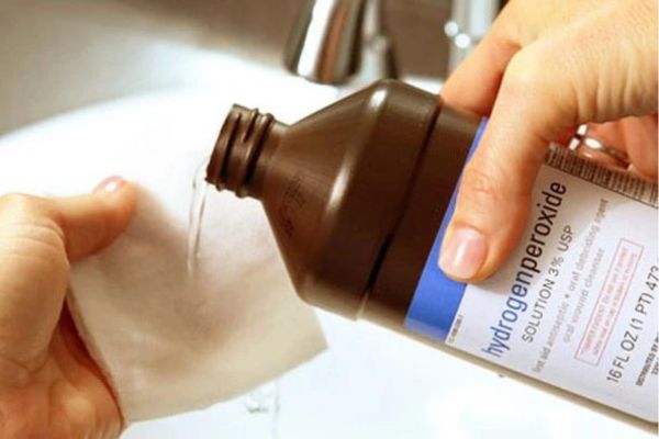 Dùng Oxy già rửa lỗ xỏ khuyên được không?