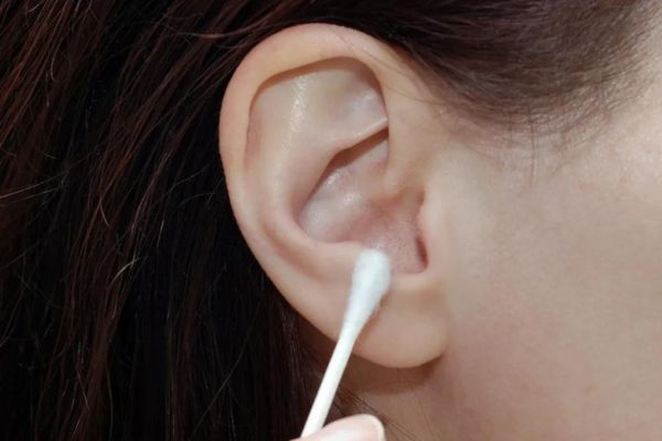 Dùng Oxy già rửa lỗ xỏ khuyên được không?