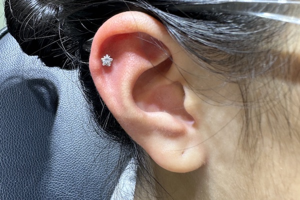 Dưới 15 tuổi xỏ khuyên sụn tai được không