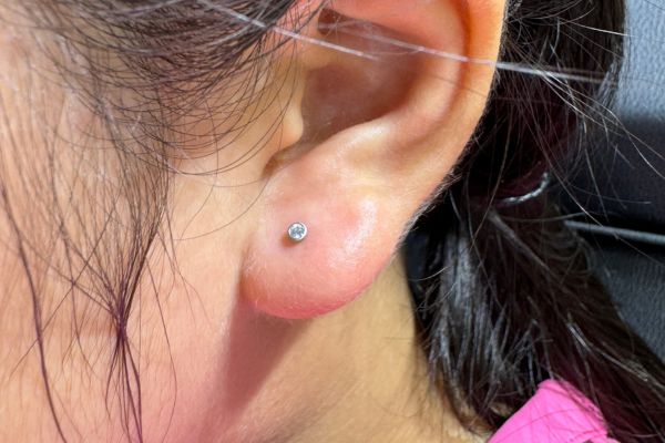 ảnh em bé xỏ khuyên tai diện Tết 2024 dễ thương