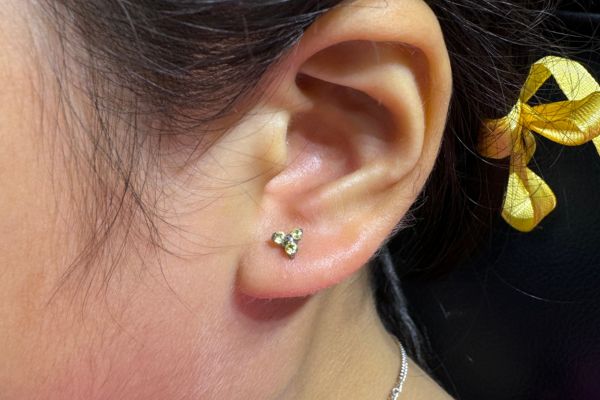 ảnh em bé xỏ khuyên tai diện Tết 2024 dễ thương