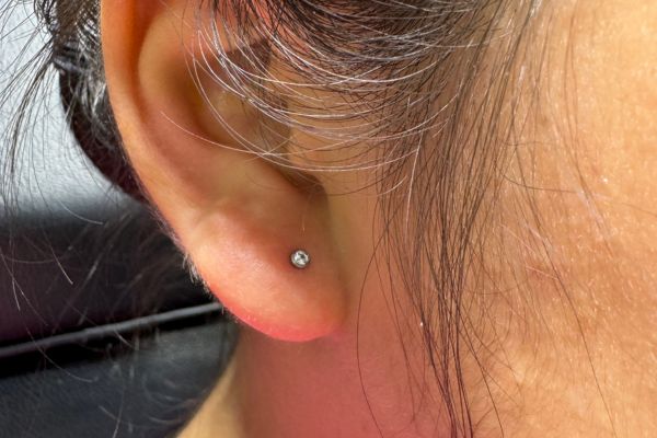 ảnh em bé xỏ khuyên tai diện Tết 2024 dễ thương